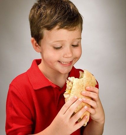 Niño comiendo bocadillo